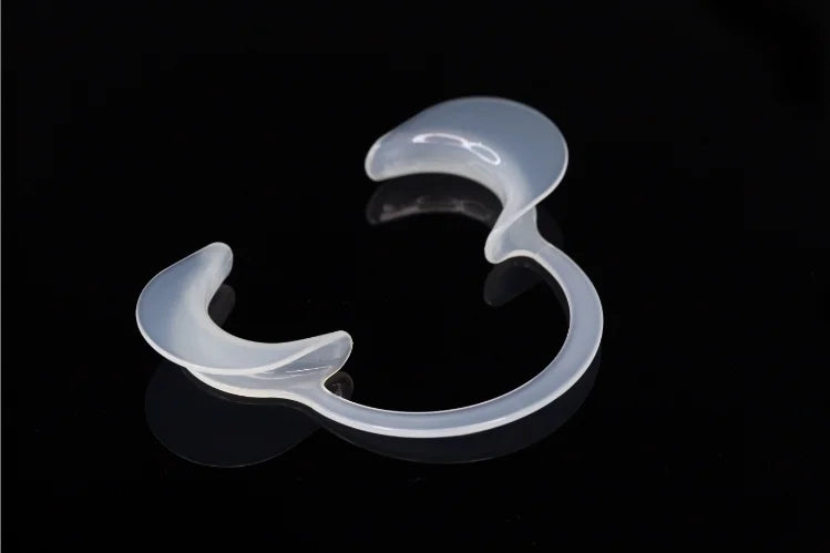 Dental cheek retractor