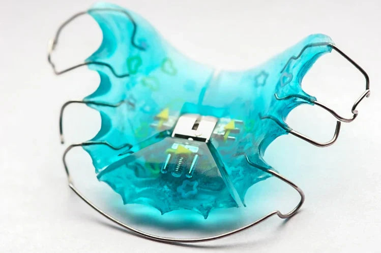  An orthodontic retainer